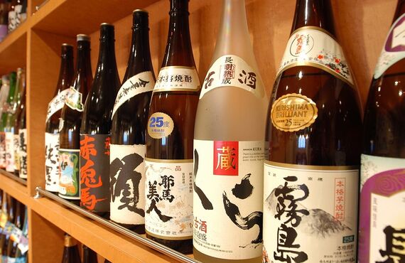 鶴見にある沖縄料理店にはカウンター席があるためお一人様でも安心です